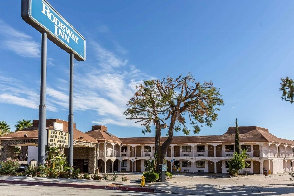 Rodeway Inn Magic Mountain Area image 1