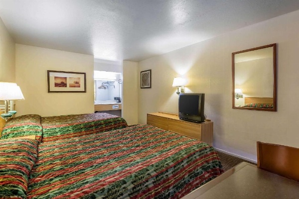 Rodeway Inn Magic Mountain Area image 11