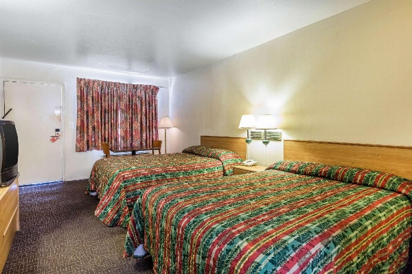 Rodeway Inn Magic Mountain Area image 3
